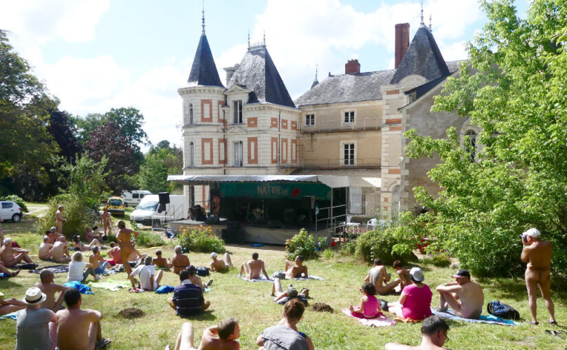 Members of the Esperanto naturists on the laws at the Château de Grésillon